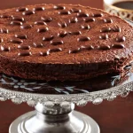 طريقة عمل الكيك بالشوكولاتة الهشة في 30 دقيقة فقط – الطعم زي الجاهز وأحلى!